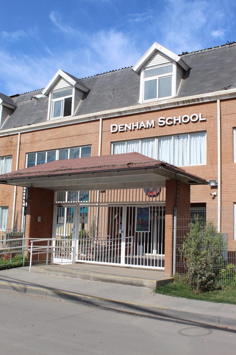 Denham School regresa a clases en un acto de fe
