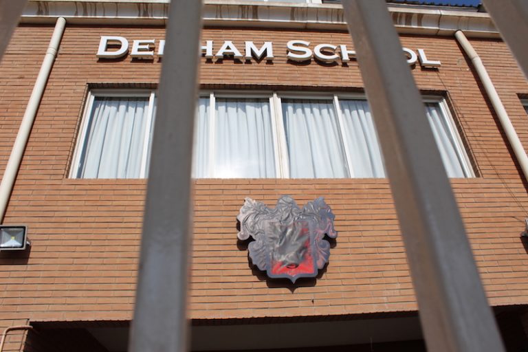 Futuro del Denham School se juega en comisión mediadora