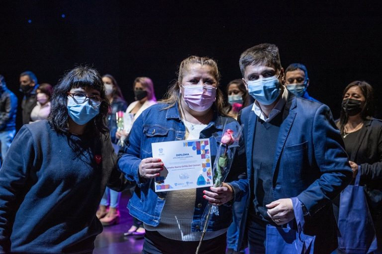 “De Vuelta al Colegio” tituló a más de 100 alumnos que terminaron su 4º Medio