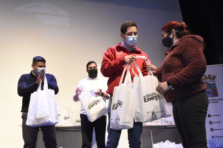 «Con Buena Energía»: familias de Paine reciben capacitación y kit energético