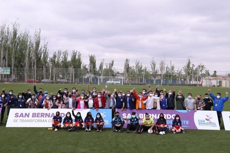 La cancha 2 del Municipal se reinauguró con pasto sintético e iluminación