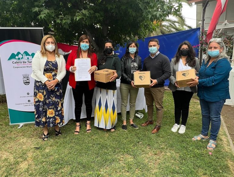 Colegios, carabineros y centros de salud reciben desfibriladores externos automáticos