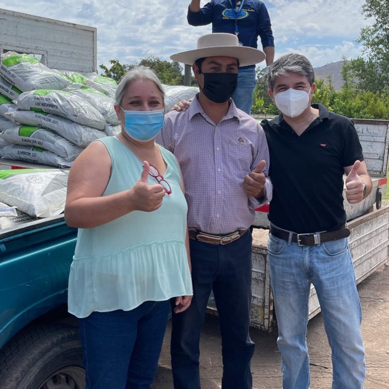 Crianceros reciben alfalfa en cubos para sus animales