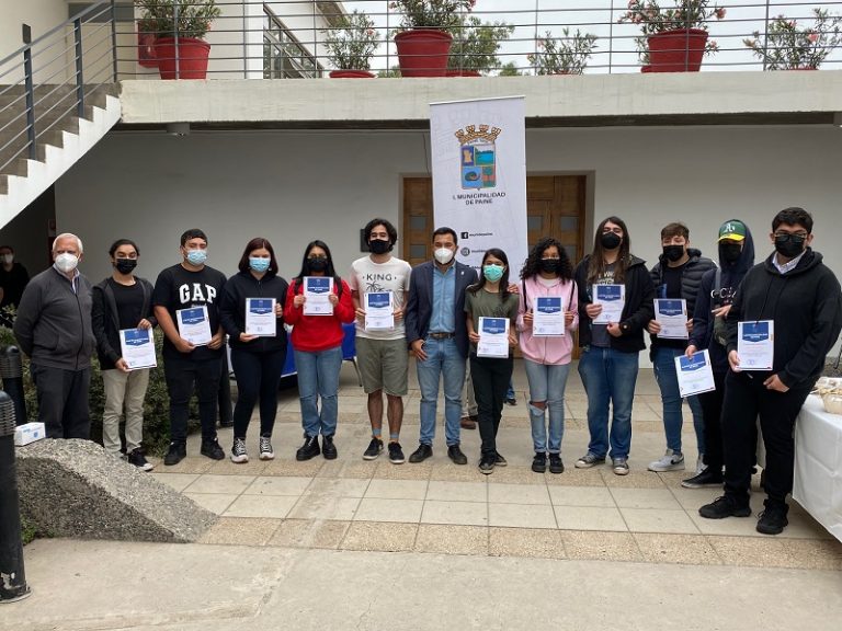 No solo en La Moneda: alcalde de Paine premia a mejores puntajes locales en PTU