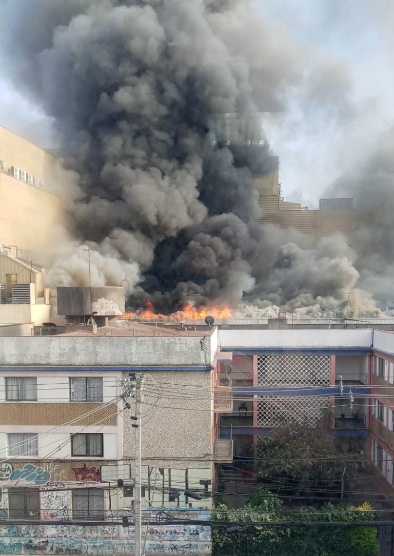 Gigantesco incendio en local chino en el centro de San Bernardo
