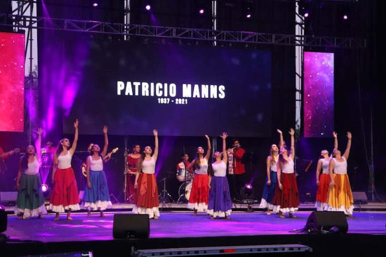 Primera noche del Festival del Folklore bordeó los mil espectadores en vivo