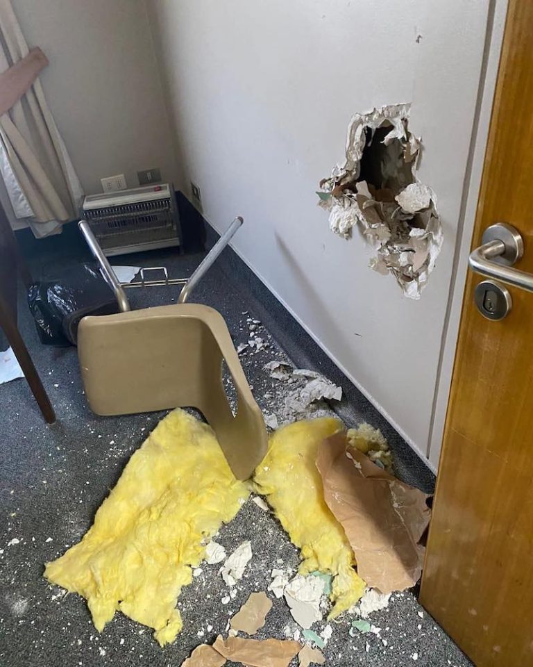 Roban y destruyen punto de vacunación