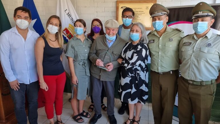 Donó terreno para subcomisaría de Calera de Tango y recibió justo homenaje