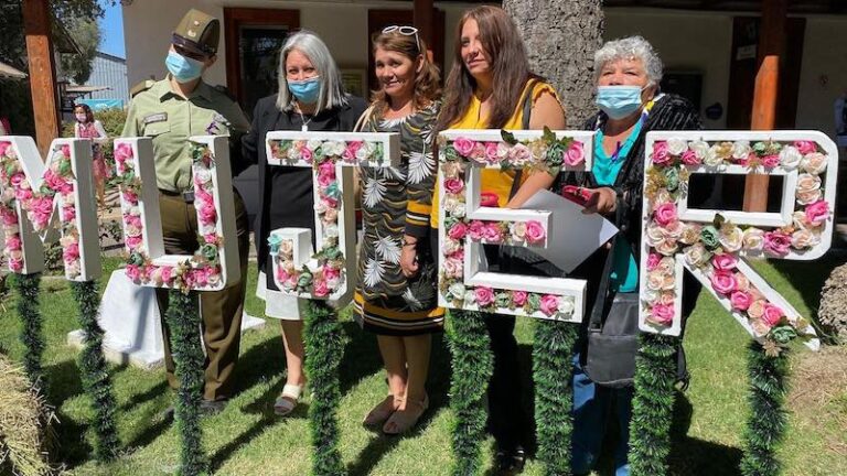 Tempranito mujeres de Calera de Tango fueron agasajadas por el 8M