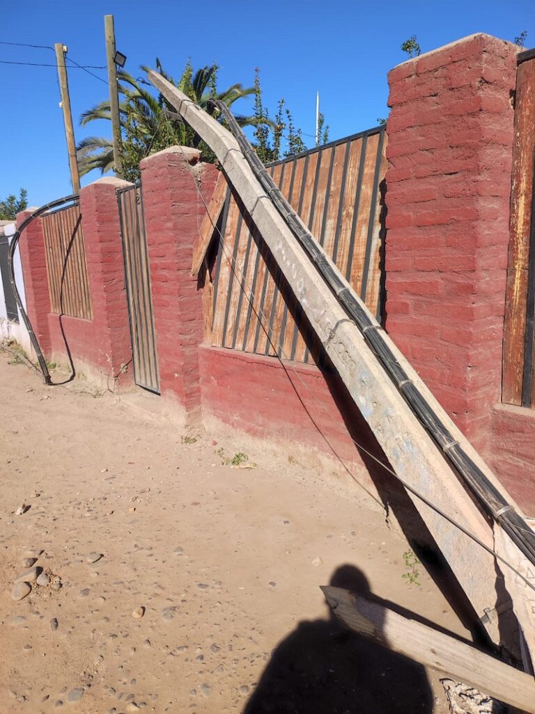 Poste de Movistar aplasta muralla de casa y empresa aún no se hace responsable