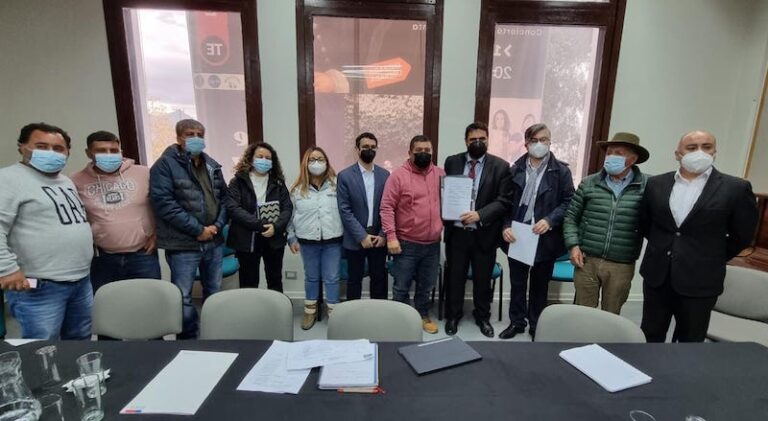 Camioneros deponen paro tras acuerdo con el Gobierno