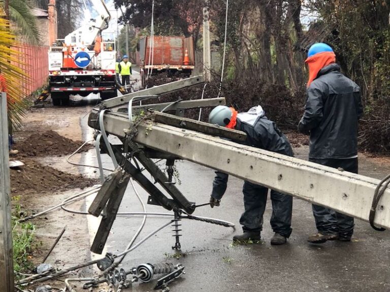 CGE activa plan de acción preventivo por sistema frontal que afectará a Región Metropolitana