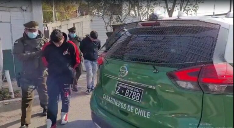 Detienen a 3 sujetos por robo de vehículo en Avda. Padre Hurtado