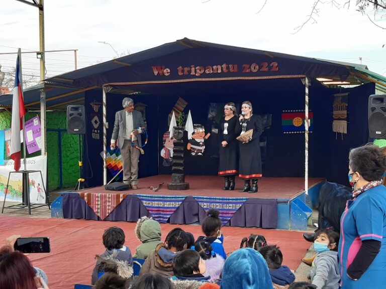 Profesor agradecido: donó instrumentos mapuche a Escuela de Lenguaje