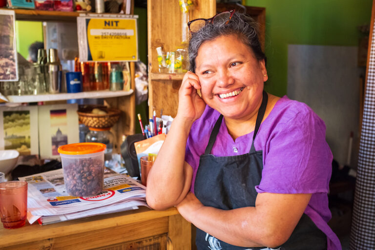 CGE impulsa programa “Mujer Emprende” en alianza con AIEP y Sernameg