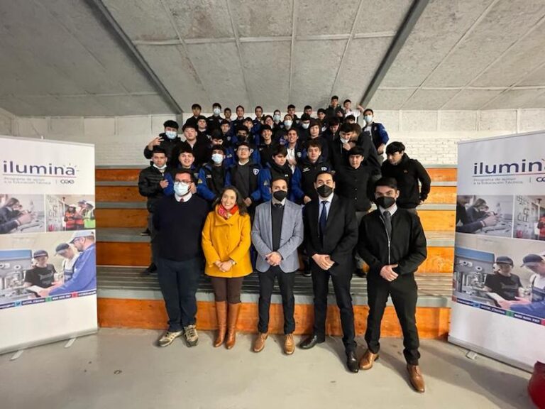 Programa Ilumina de CGE entrega equipamiento de automatización a Liceo Cardenal Caro, de Buin