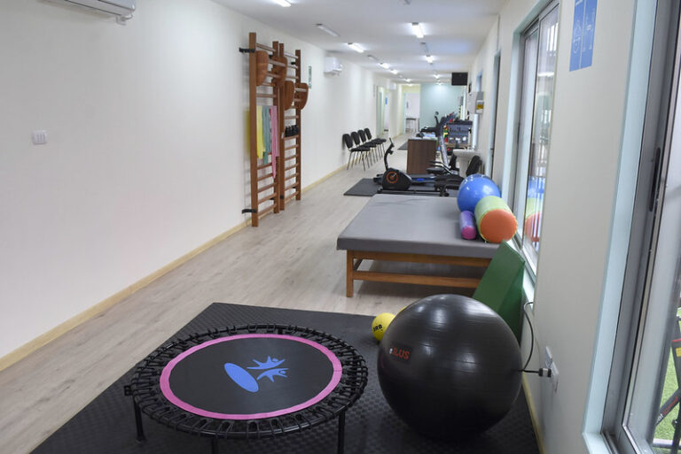 Paine se luce con inauguración de moderna sala de rehabilitación infantil