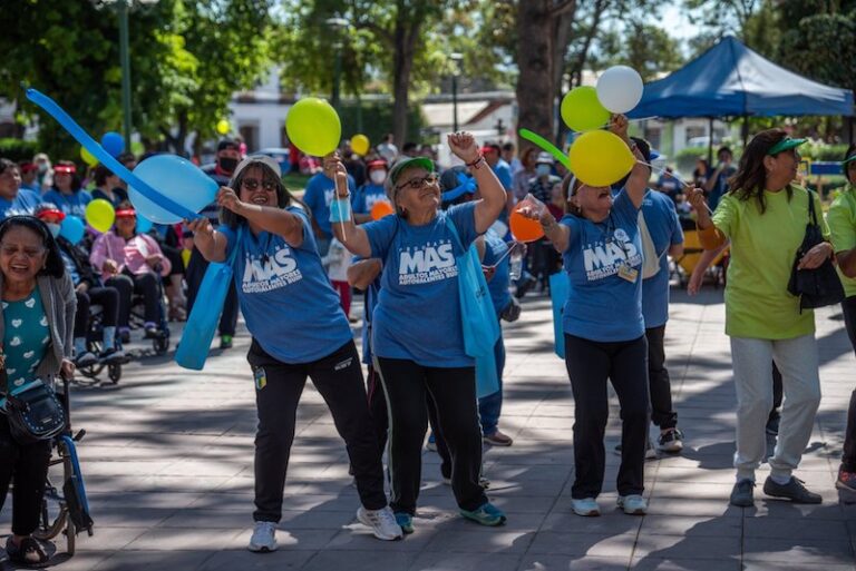 “Menos pastillas, más zapatillas”, la caminata que alejó al adulto mayor de los accidentes cerebrovasculares