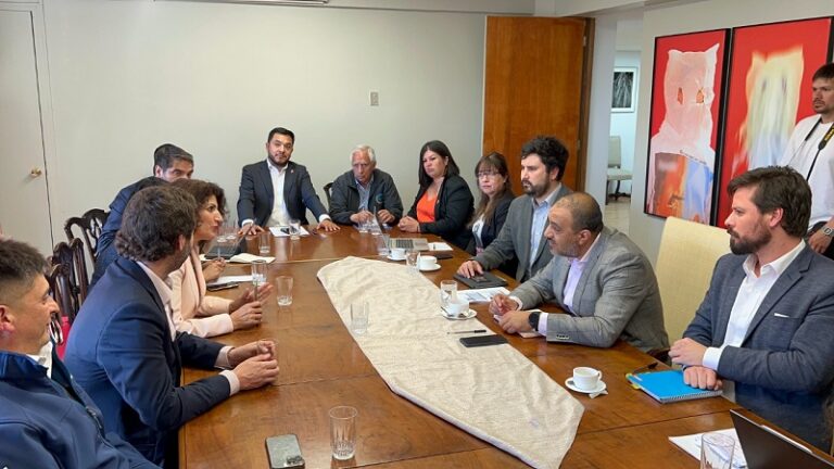 Alcaldes de Paine, Buin y diputado Coloma piden a ministro de Educación más dinero para transportar estudiantes a sus colegios