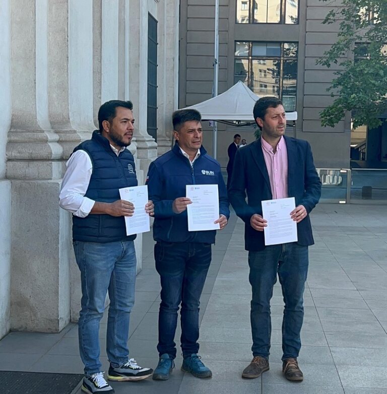 Alcaldes de Paine y Buin piden al Presidente Boric revertir disminución de presupuesto para transporte escolar