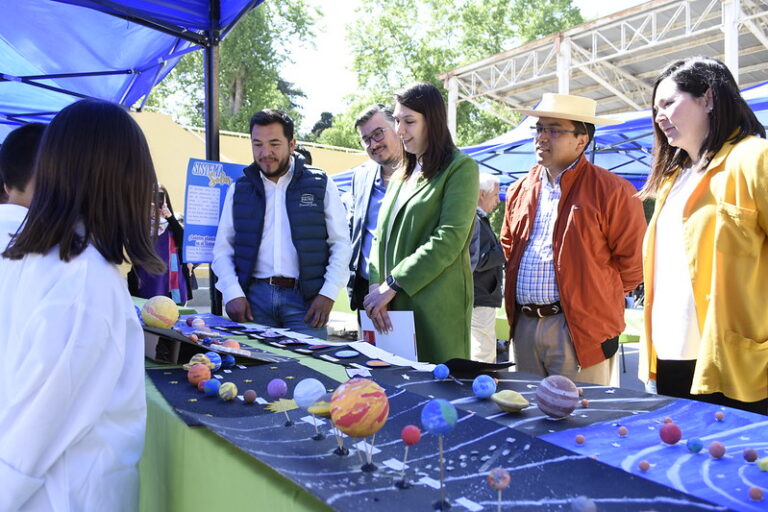 Alumnos de Paine se lucieron frente a la ministra de Ciencia con proyectos sustentables