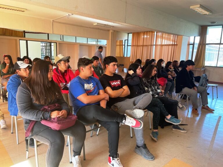 Profesionales Indap RM realizan charla sobre recursos hídricos a estudiantes de Buin