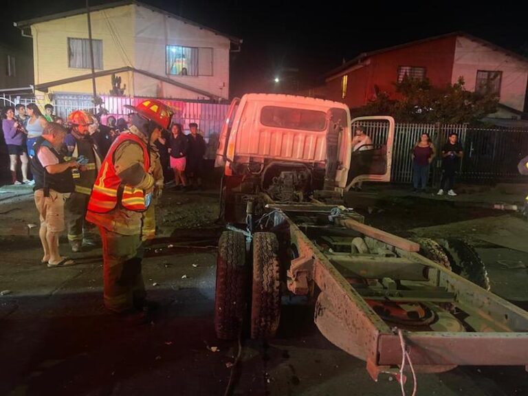 Persecución a camión robado termina en San Bernardo con paradero destruido y una casa chocada