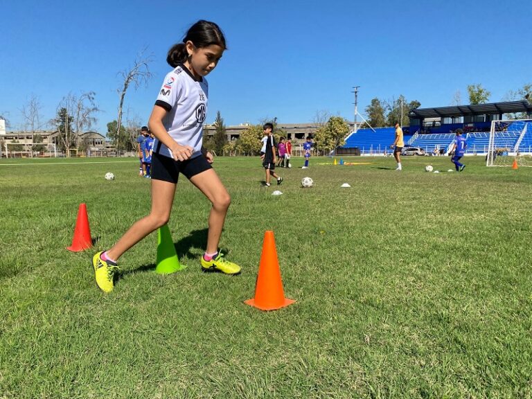 En la Escuela de Fútbol de Vulco S.A. no se ‘tiran paredes’ entre niñas y niños