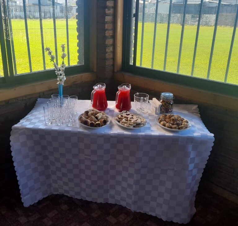 En esta mesa se sirve «Café con Amor», la bebida de la inclusión laboral
