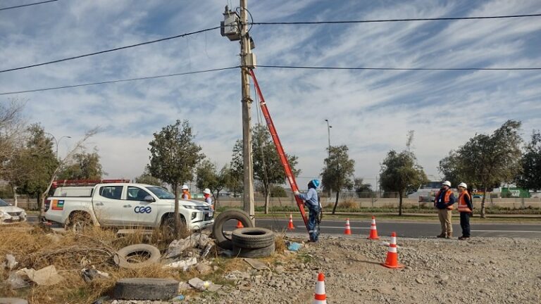 CGE realiza descuelgue de servicios conectados irregularmente a la red eléctrica en San Bernardo y La Pintana