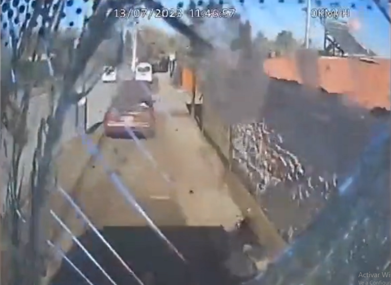 Atropelló a persona y causó daños a inmuebles en Lo Blanco: chofer de bus RED pierde control de vehículo