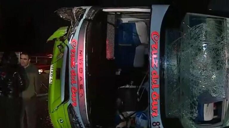 Vuelca bus en cruce Colón con 14 pasajeros a bordo