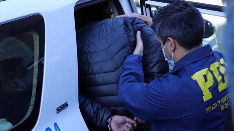 Vuelco: detienen a sujeto que golpeó con patadas y mató a su pareja en Buin
