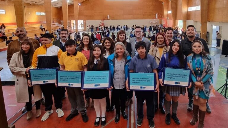 Alumnos de Calera de Tango son becados y reciben computadores e internet