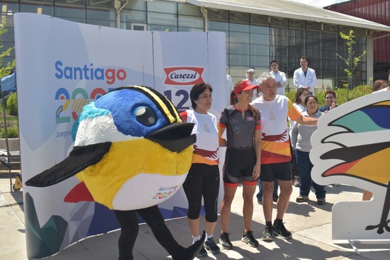 Carozzi recibe la Antorcha de Juegos Panamericanos 2023 con la triatleta Valentina Carvallo de invitada estelar