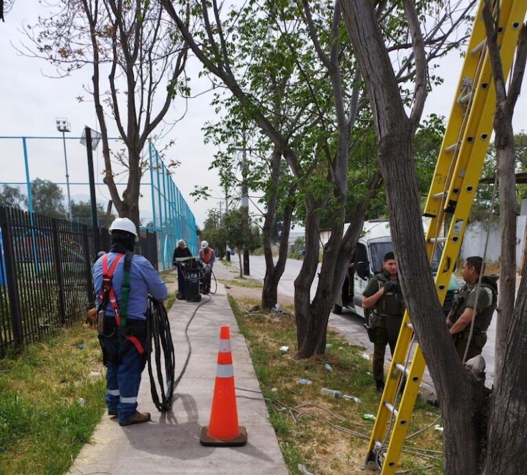 CGE realiza descuelgue de servicios conectados irregularmente a la red eléctrica en La Pintana