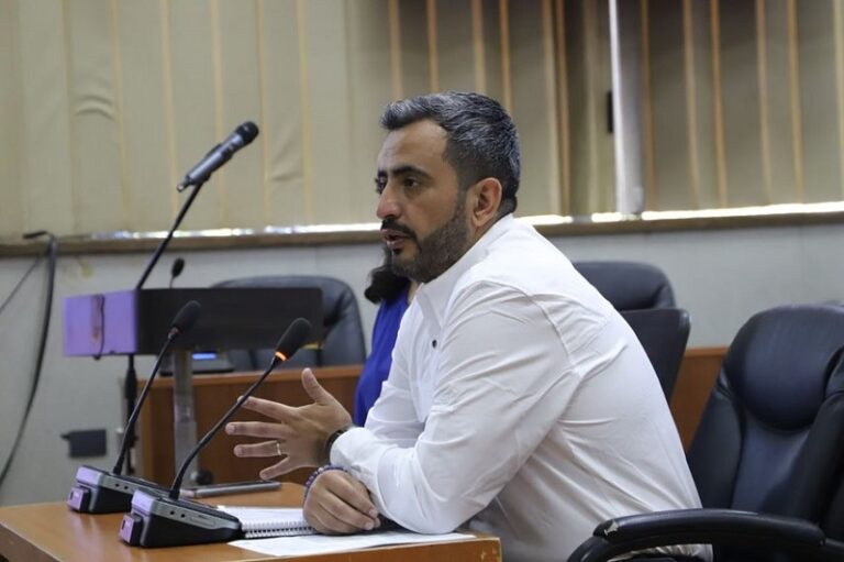 Contraloría golpea gestión de alcalde Christopher White con duro informe: alto déficit y deudas previsionales