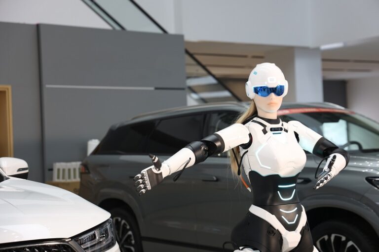 EXEED se asocia con AI MOGA para exhibir el robot humanoide Mornine