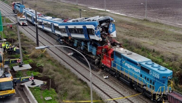 Evalúan posible responsabilidad de otros empleados de EFE en choque de trenes