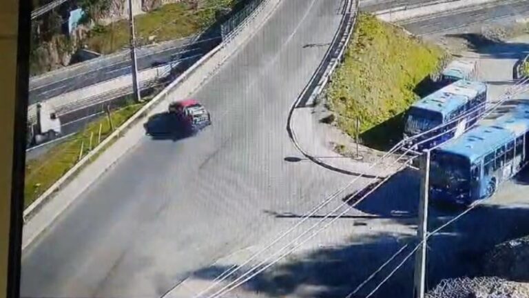 Camioneta cae desde un paso sobre nivel en San Bernardo a la altura del Acceso Sur