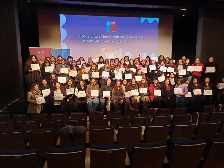 SernamEG RM certifica a mujeres egresadas de la Escuela de Lideresas Políticas