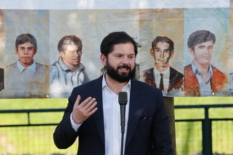 Presidente Boric rinde homenaje a los 70 de Paine y ofrece disculpas en nombre del Estado