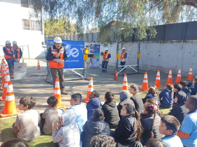 Estudiantes del Liceo «Nuevo Porvenir», de San Bernardo, participan en lanzamiento de la campaña “Volantín Seguro” de CGE