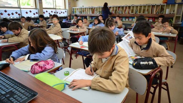 Paine firma protocolo de colaboración con entidades educacionales para asegurar matrícula a estudiantes en 2025