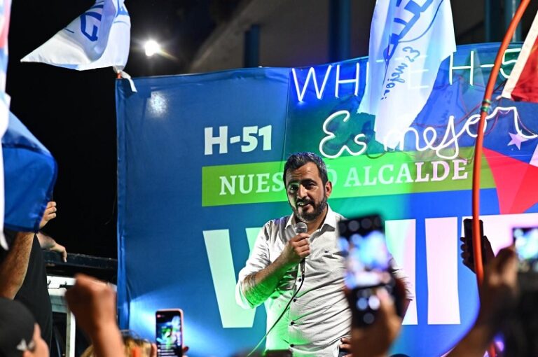 Christopher White es reelecto como alcalde de San Bernardo