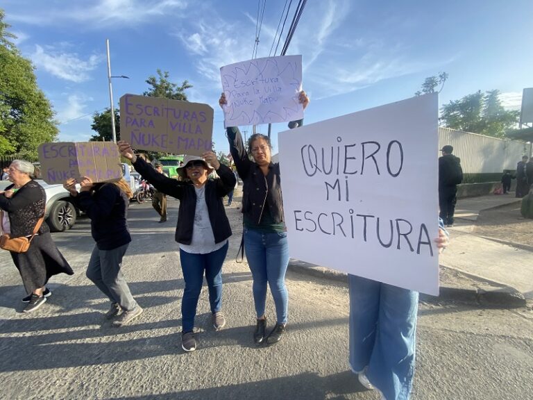 Otra protesta por las escrituras de las casas de Villa “Ñuke Mapu” que no llegan y Dirección de Obras responde a vecinos movilizados
