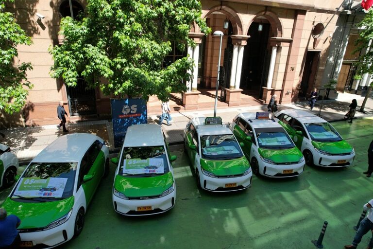 Autoridades entregan 20 colectivos eléctricos del programa «Mi Taxi Eléctrico» para la RM