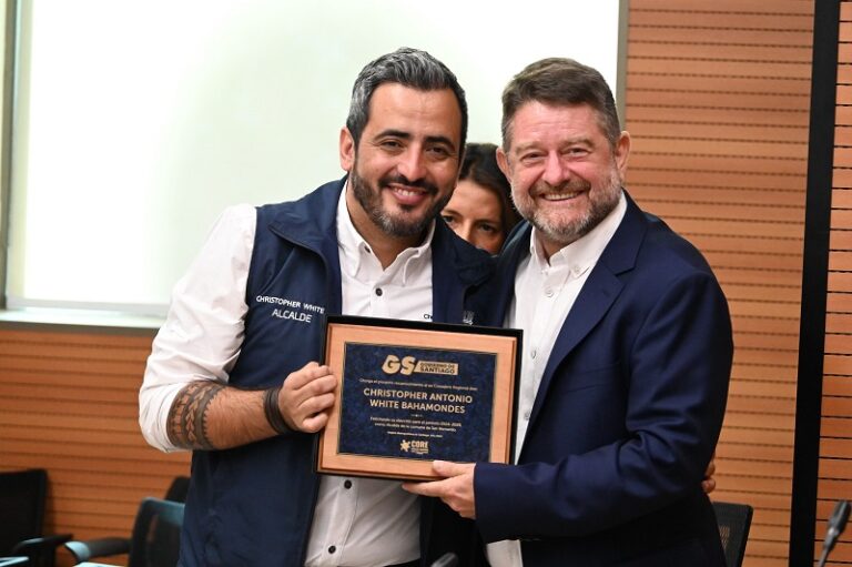 Gobernador Claudio Orrego entrega reconocimiento al alcalde Christopher White por su reelección y alcantarillado de Lo Herrera sigue siendo prioridad