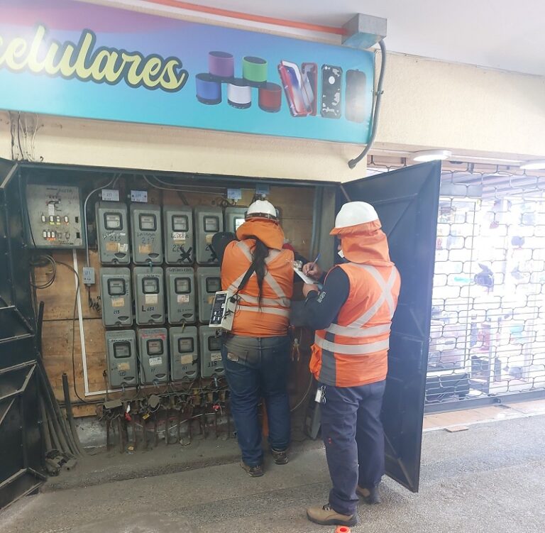 CGE realiza inspección preventiva de instalaciones eléctricas en locales comerciales de San Bernardo