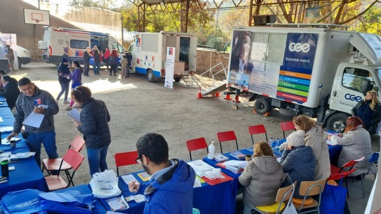 Oficina móvil de CGE atendió a más de 15 mil clientes en zonas rurales de siete regiones del país